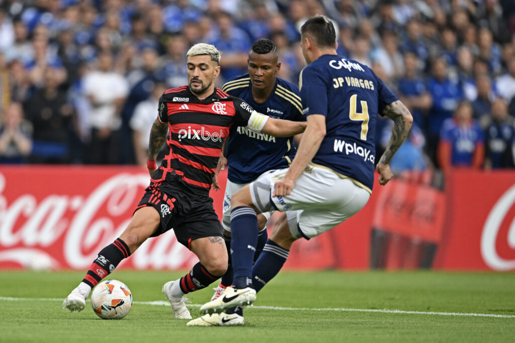 Arrascaeta durante jogo contra Millonarios, na Colômbia