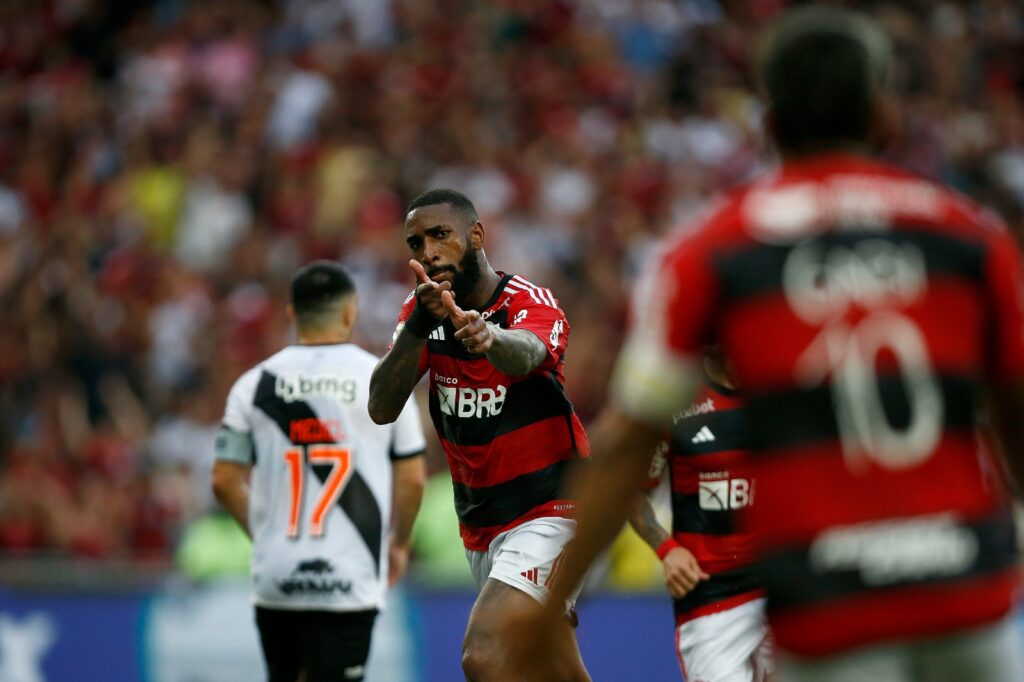 Gerson comemora gol sobre o Vasco