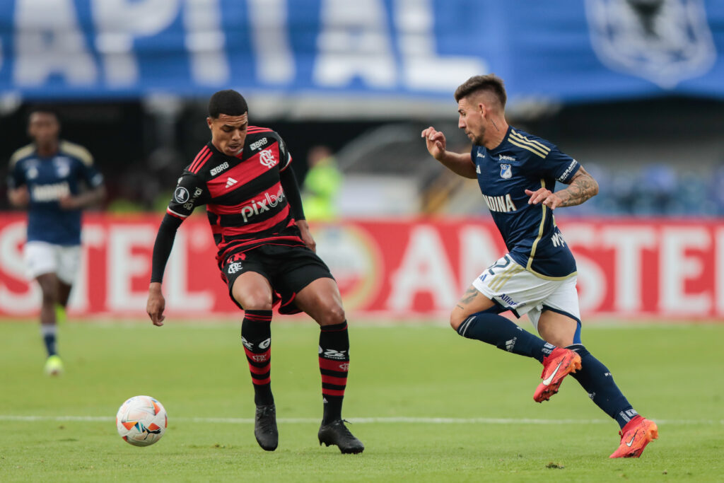 Igor Jesus em jogo do Flamengo contra o Millonarios, na estreia da Copa Libertadores