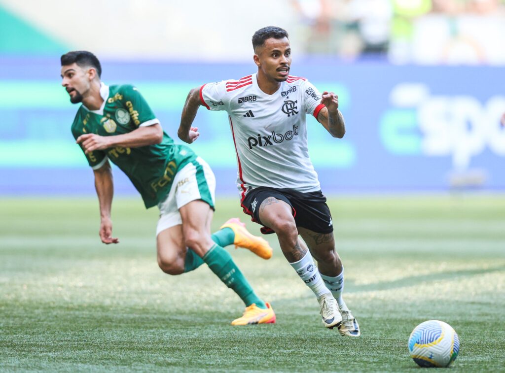 Allan em ação pelo Flamengo, contra o Palmeiras