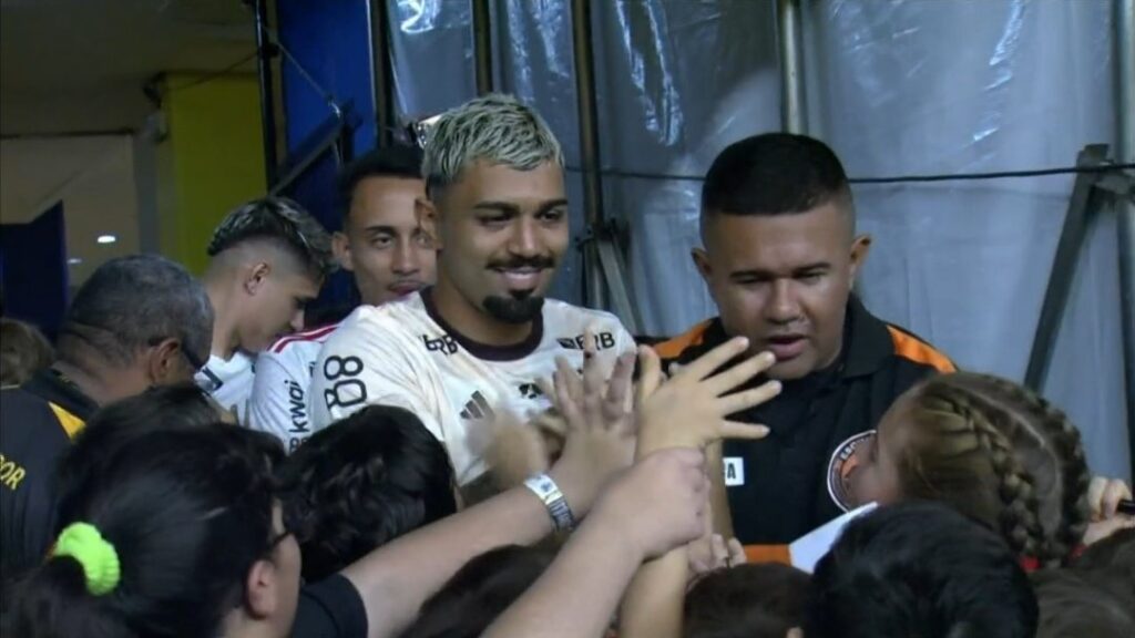 Gabigol é ovacionado por crianças ao passar no túnel de Amazonas x Flamengo