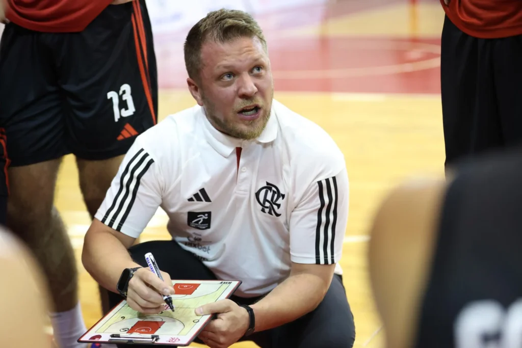 Gustavinho passa instruções para atletas do Flamengo durante jogo do NBB; treinador falou sobre finais contra Franca