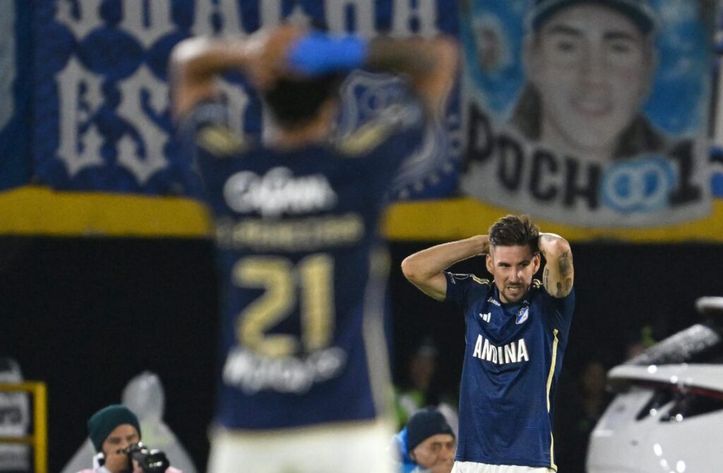 Giordana com as mãos na cabeça durante jogo do Millonarios