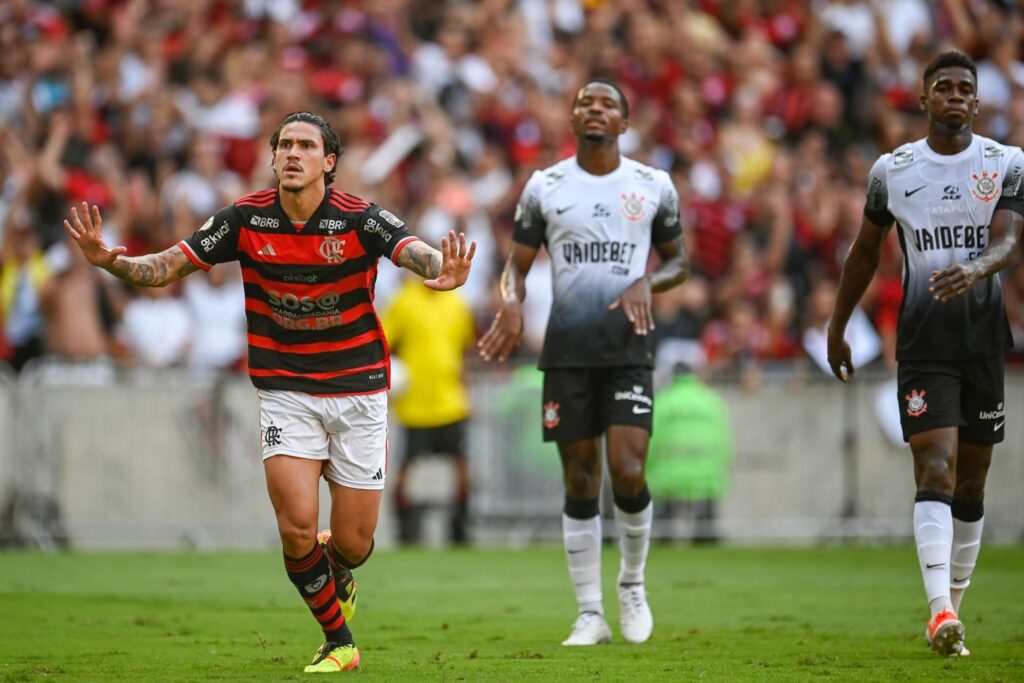 Pedro comemora gol sobre o Corinthians; time paulista perdeu nova estreia de uniforme contra o Flamengo