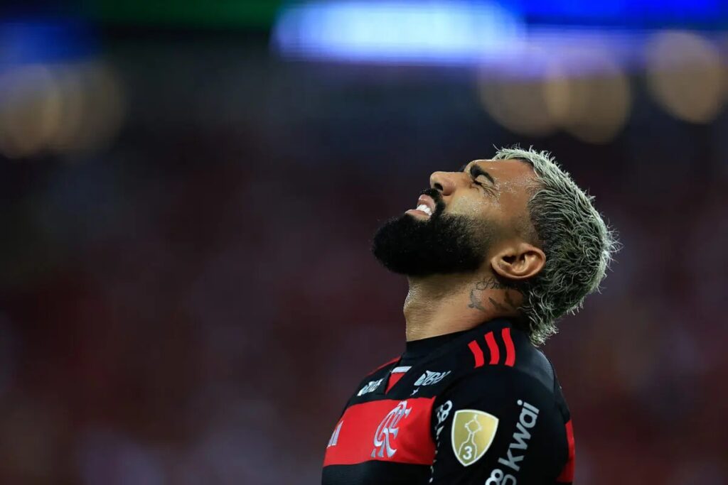 Gabigol lamenta lance perdido durante jogo no Maracanã