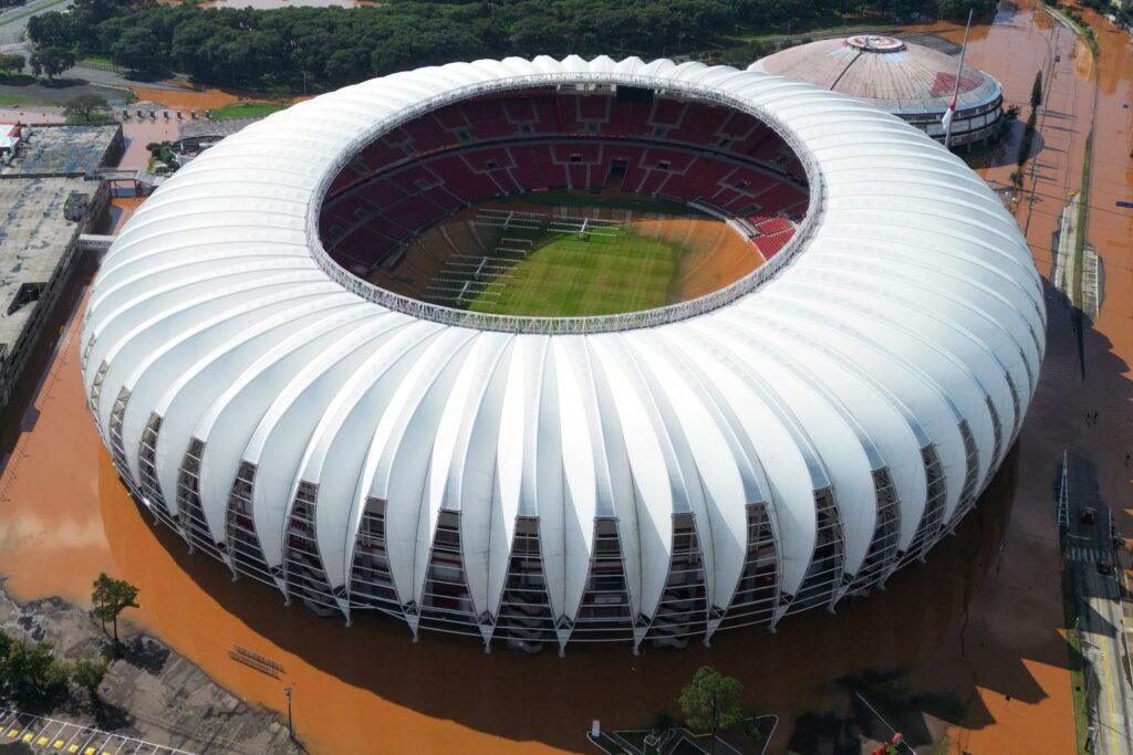 Estádio Beira Rio, em Porto Alegre, alagado pelas enchentes que atingem o Rio Grande do Sul