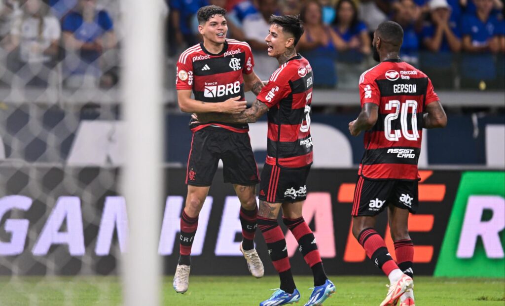 Ayrton Lucas marcou contra o Cruzeiro