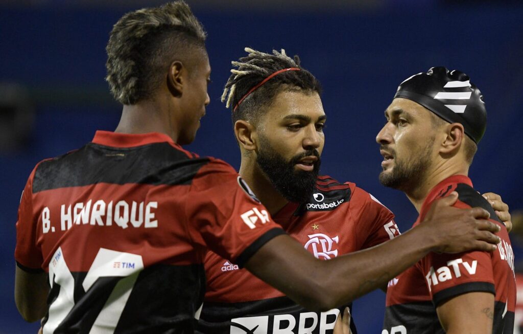 Bruno Henrique, Arrascaeta e Gabigol pelo Flamengo. Trio está no ranking de artilheiros da Libertadores