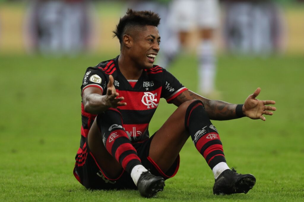 Bruno Henrique, do Flamengo, caído no campo; atacante deve desfalcar equipe contra o Criciúma