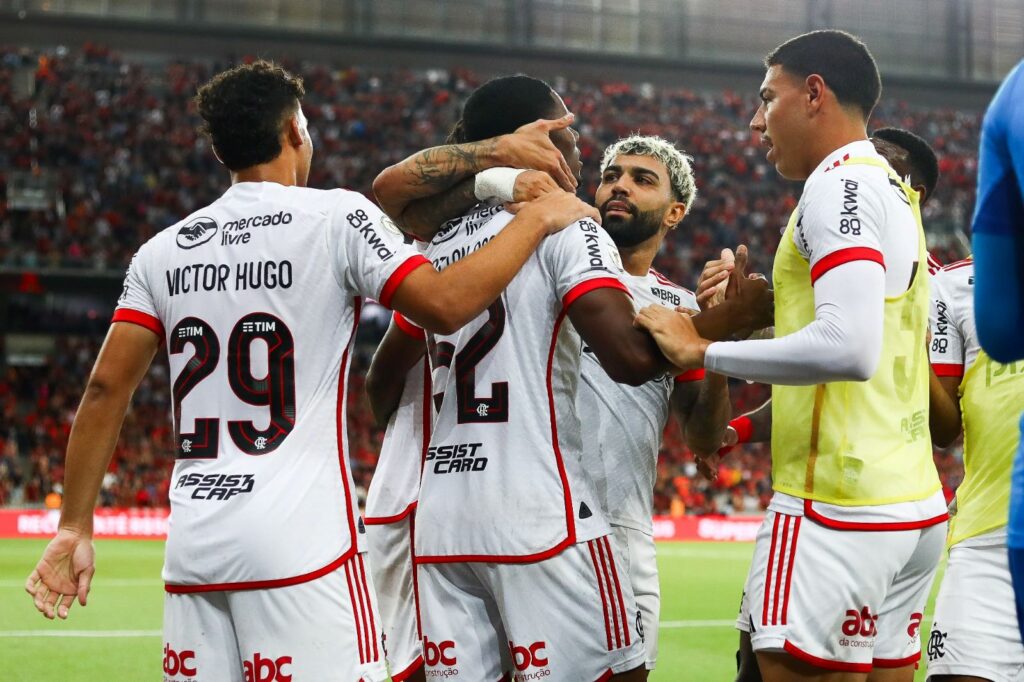 Renovação da Assist Card já garante R$ 225 MI, mas Marketing planeja fechar com mais três marcas na camisa do Flamengo antes do fim do ano