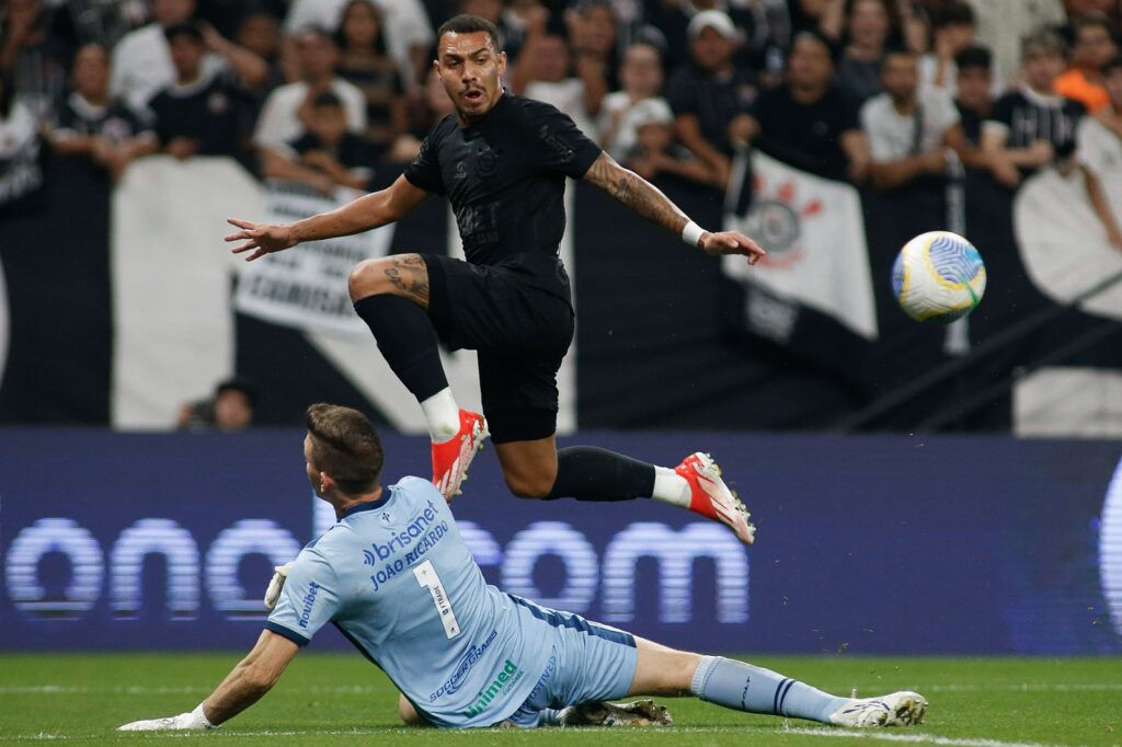 Maior parcela da venda de Matheuzinho ao Corinthians vence em agosto; time paulista precisou de empréstimo de empresário para pagar entrada