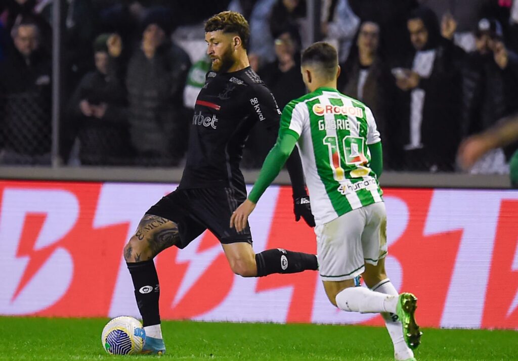 Léo Pereira prestes a dar um passe marcado por jogador do Juventude; zagueiro foi o pior em campo por conta da falta que resultou em gol