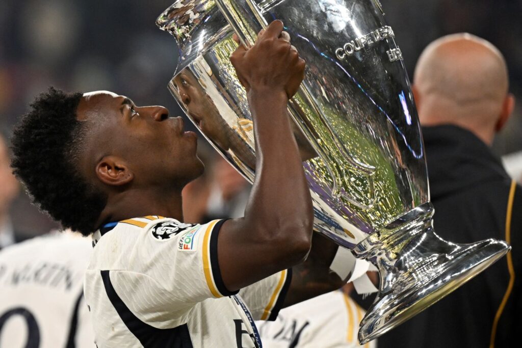 Vinícius Júnior beija a taça da Cahmpions League