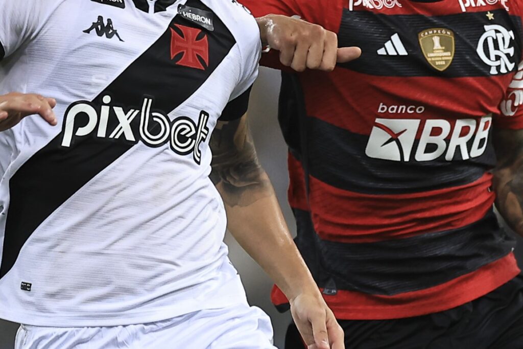 Camisas de Vasco e Flamengo durante jogo no Maracanã