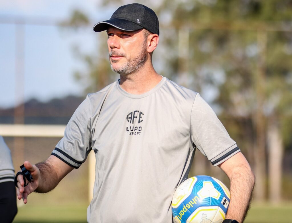 Vinícius Bergantin em treino da Ferroviária; treinador acertou com o Flamengo e fará parte da comissão de Tite