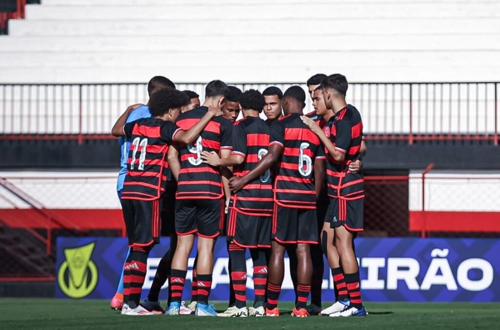 Jogadores Sub-17 Flamengo em jogo do Brasileirão; time empatou com o Fluminense em 1 a 1 na Gávea