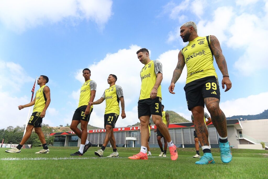 Gabigol, Léo Ortiz, Allan, Carlinhos e Matheus Gonçalves durante treino do Flamengo no Ninho do Urubu