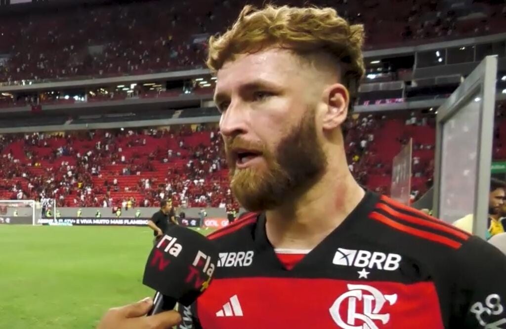 Léo Pereira dá entrevista á Fla TV, canal do Flamengo