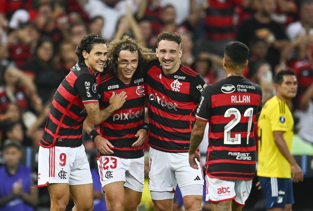 Pedro, David Luiz e Léo Ortiz abraçados e Allan de costas a caminho do trio durante vitória do Flamengo sobre o Millonarios pela Libertadores 2024