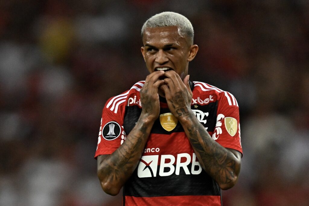 Wesley morde os dedos durante jogo do Flamengo. Atleta foi filmado em boate