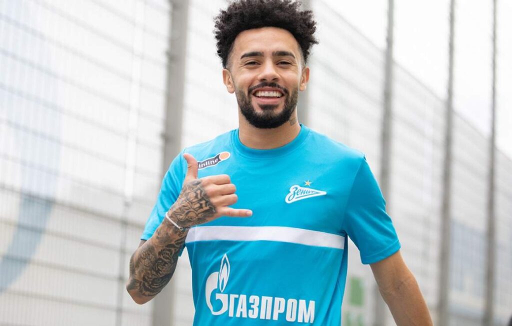 claudinho sonho do flamengo posa para foto no zenit