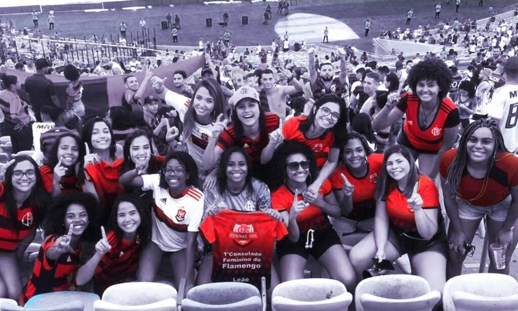 Torcedoras do Consulado Meninas SRN na arquibancada do Maracanã