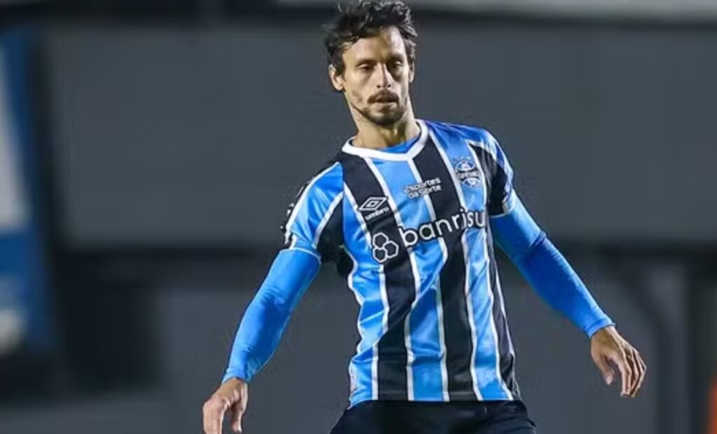 rodrigo caio ex-flamengo em ação no grêmio