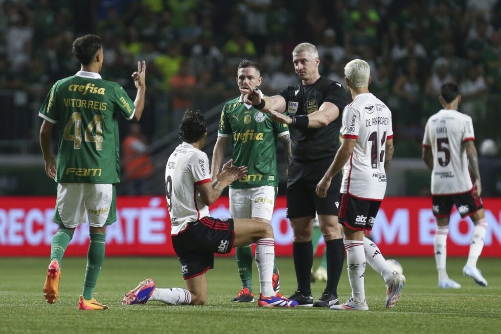 Anderson Daronco faz sinalização para Vitor Reis, do Palmeiras durante duelo contra o Flamengo, pela Copa do Brasil; enquanto isso Pedro aplaude e Arrascaeta observa