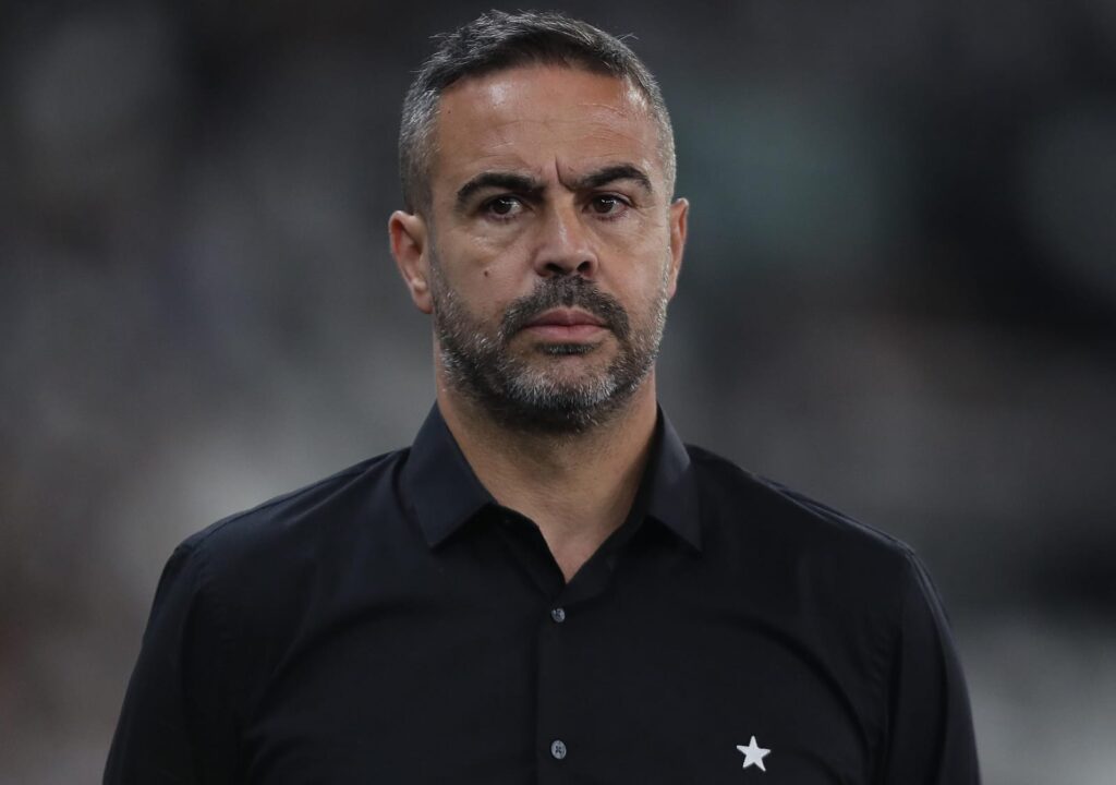 Artur Jorge, técnico do Botafogo, com expressão séria na beira do campo