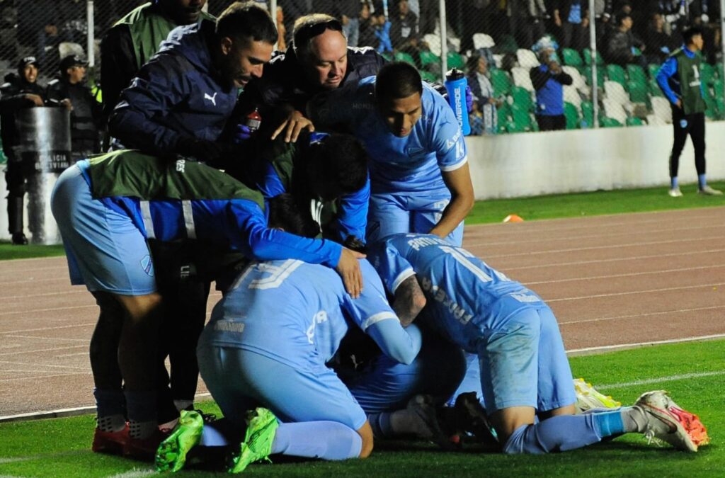 Bolívar comemora gol contra o Flamengo em La Paz