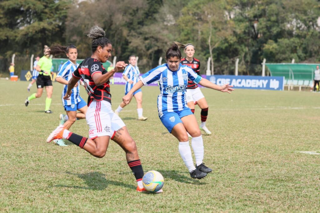 Flamengo feminino joga contra o Avai/Kindermann em Santa Catarina