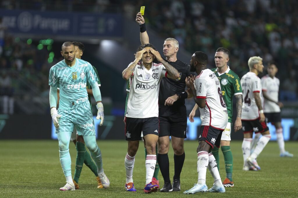 Anderson Daronco aplica cartão amarelo para Pedro, que sai incrédulo com mãos na cabeça em Palmeiras x Flamengo; enquanto isso, Gerson reclama com árbitro