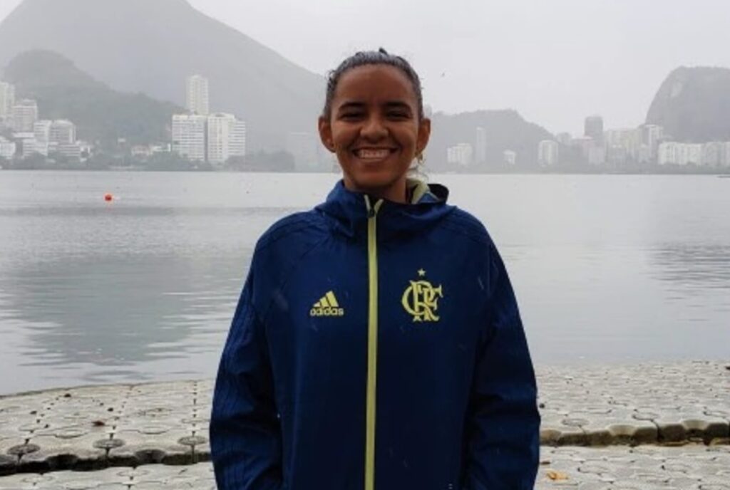 Daiana Barcelos com casaco do Flamengo; remadora vai representar o clube nas Paralimpíadas de Paris 2024