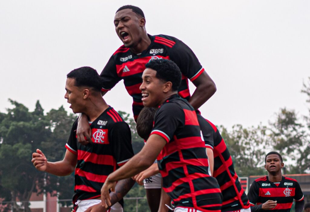 Jogadores do Flamengo Sub-17 comemora gol na Gávea