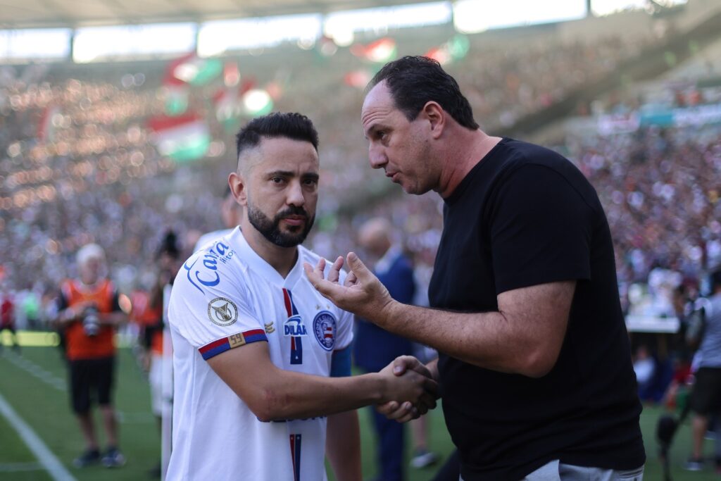 Rogério Ceni e Everton Ribeiro conversam em jogo do Bahia; time enfrenta Flamengo na Copa do Brasil