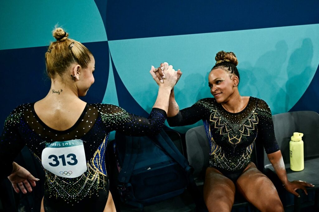 Flávia Saraiva (à esquerda) e Rebeca Andrade (à direita) se cumprimentam durante Jogos Olímpicos de Paris 2024