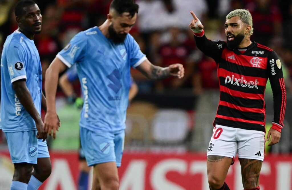 Gabigol aponta para frente em jogo do Flamengo contra o Bolívar pela Libertadores