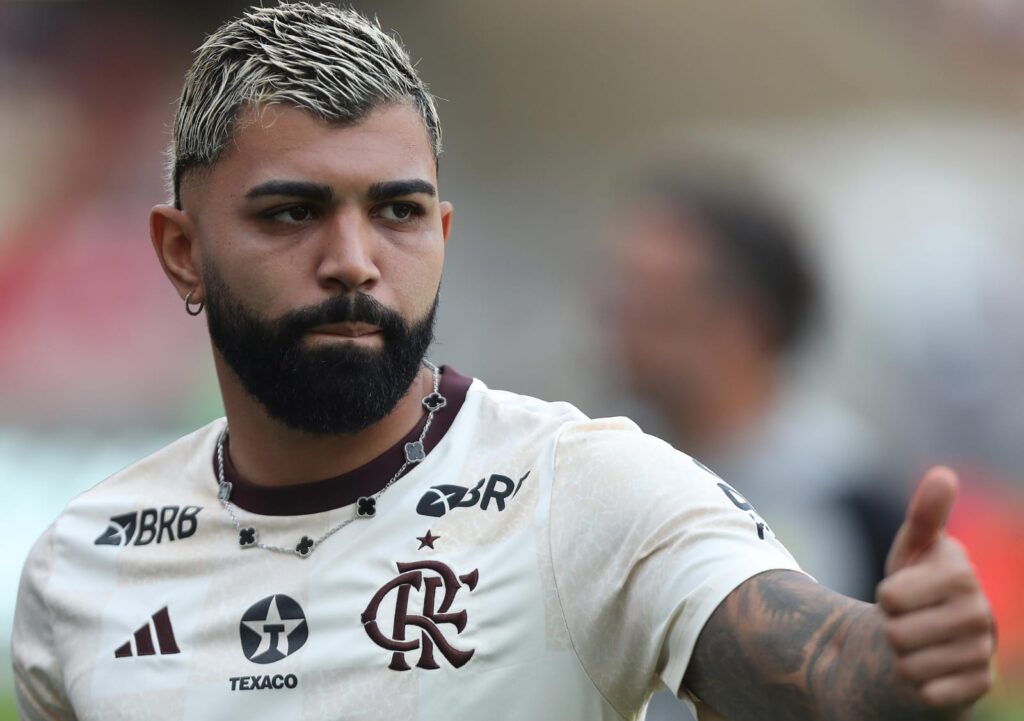 Gabigol faz sinal de positivo em Flamengo x Palmeiras