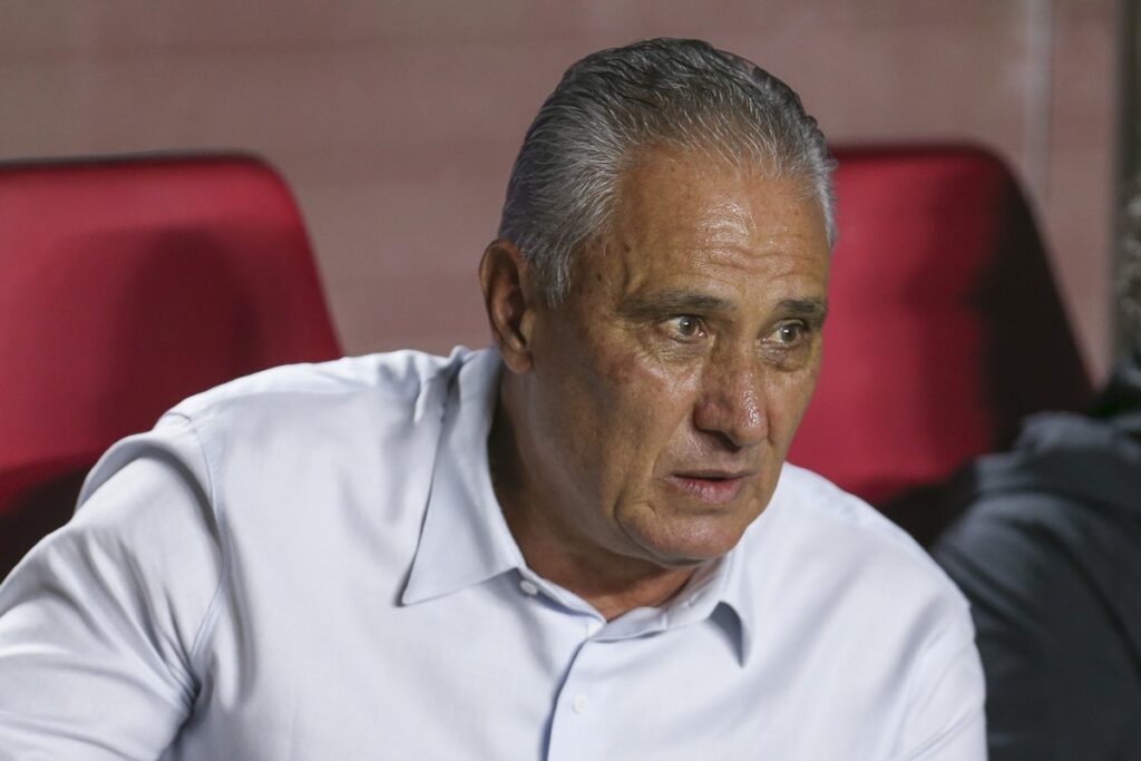 Tite faz cara feia sentado no banco de reservas do Morumbi durante derrota do Flamengo para o São Paulo no Campeonato Brasileiro 2024