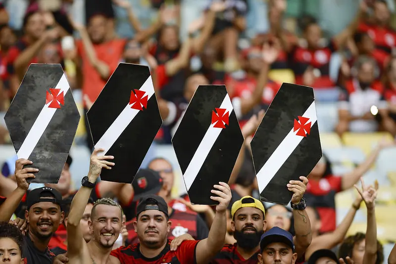 Torecedores do Flamengo com caixão do Vasco na arquibancada do Maracanã; rivais não são escolhidos como maior rival por torcedores