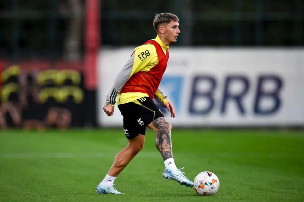 Varela treinando pelo Flamengo