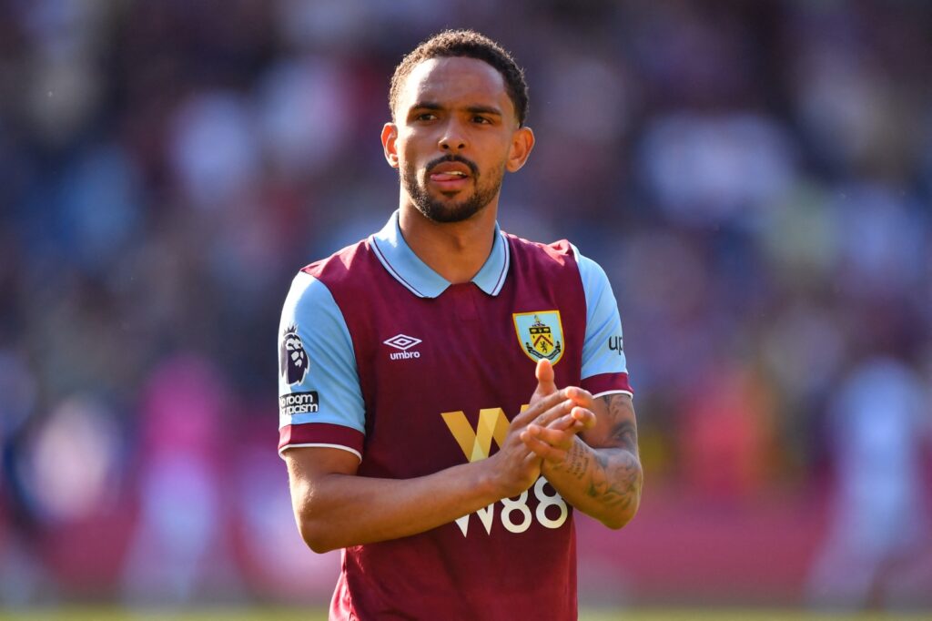 Vitinho em campo pelo Burnley; atleta foi consultado pelo Flamengo, mas tem acordo salarial com o Botafogo