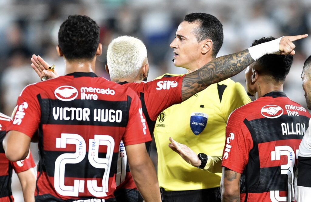 Gabigol, Allan e Victor Hugo reclamam com o árbitro Wilman Roldan durante eliminação do Flamengo para o Olimpia na Libertadores 2023