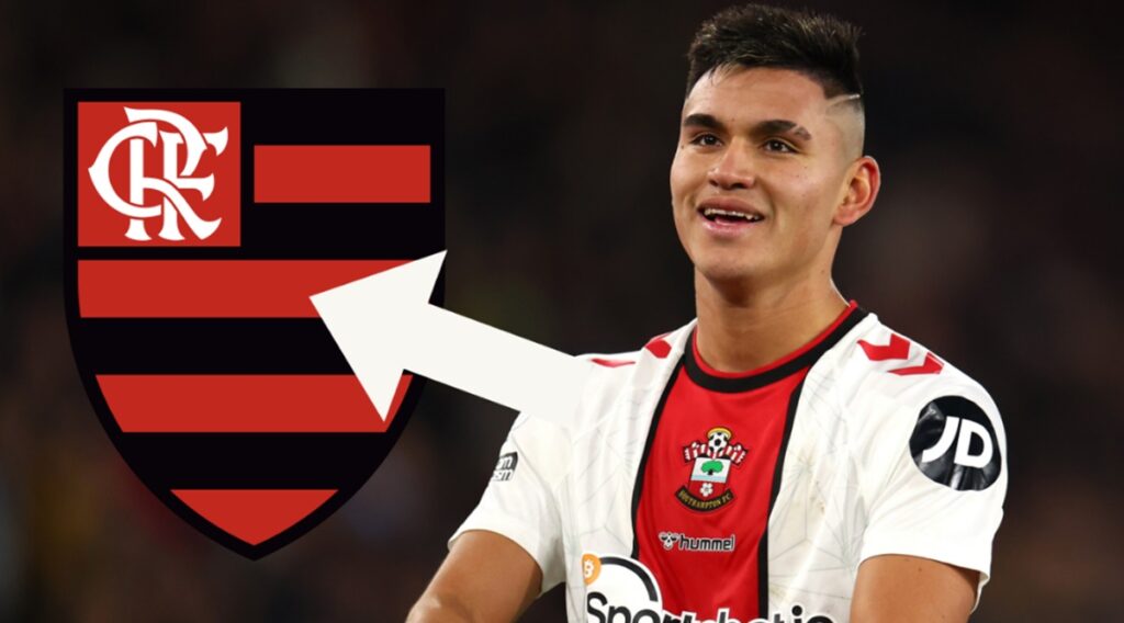 Carlos Alcaraz de braços cruzados e sorrindo durante jogo do Southampton enquanto montagem puxa uma seta indicando para o escudo do Flamengo