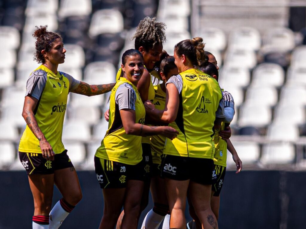 Jogadoras do Flamengo Feminino celebram gol em jogo-treino contra o Botafogo