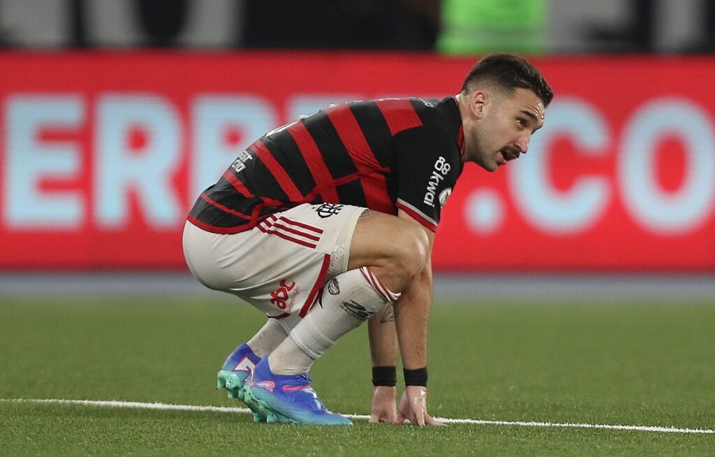 Léo Ortiz, agacha para se recuperar de dores durante a partida do Flamengo comandado pelo técnico Tite contra o Botafogo de Arthur Jorge