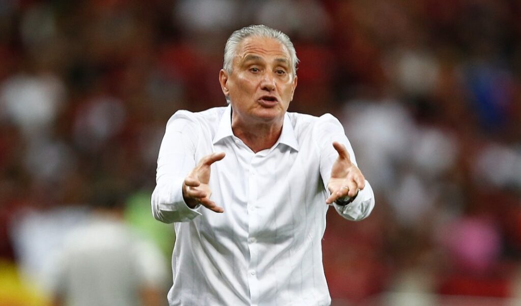 Técnico Tite, do Flamengo, reclama durante partida contra o Palmeiras, no Brasileirão 2023