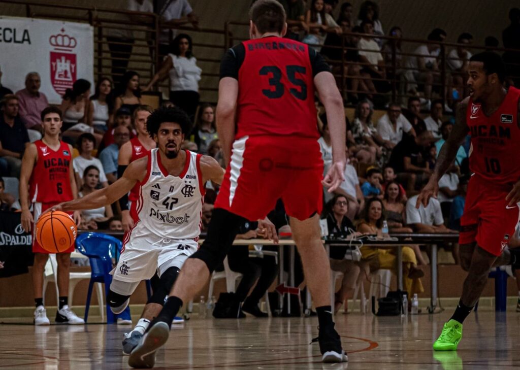 Alexey em quadra em Flamengo x UCAM Murcia