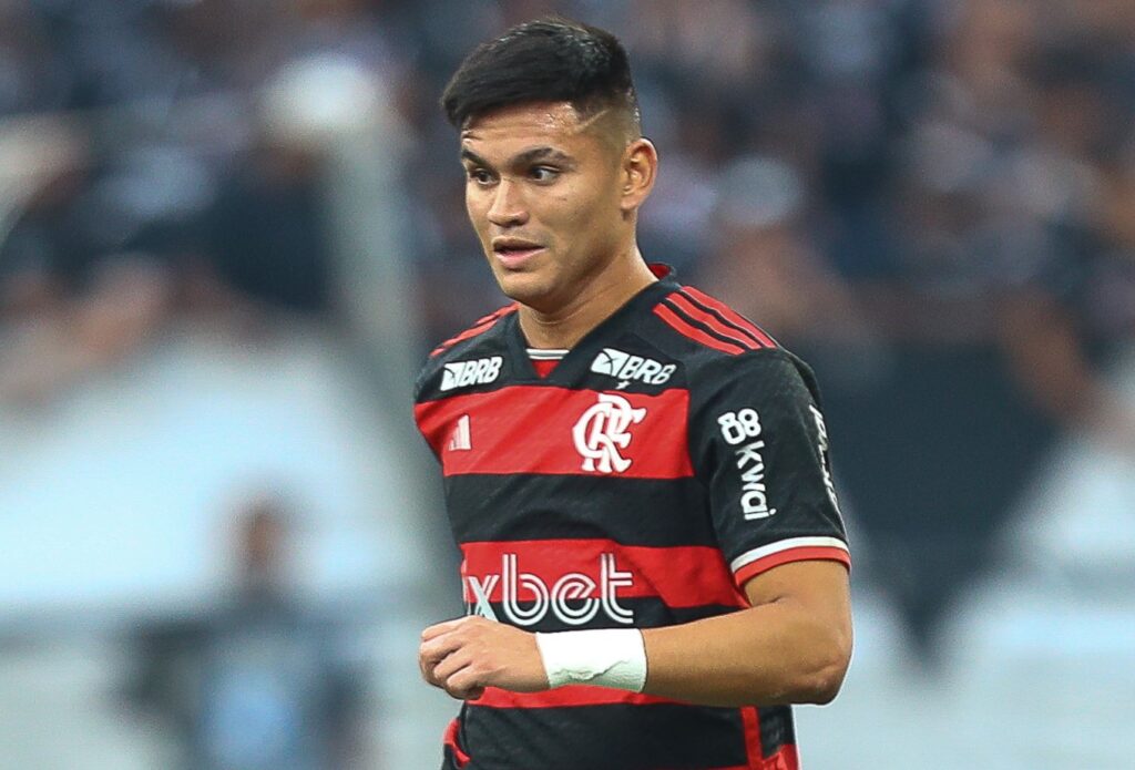 Carlos Alcaraz em campo pelo Flamengo contra o Corinthians; argentino foi expulso e só volta a atuar no dia 19 de setembro