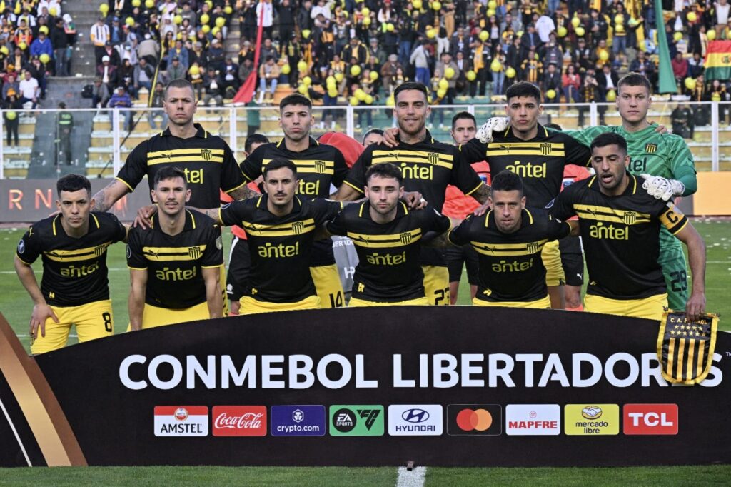 Time do Peñarol perfilado antes de jogo da Libertadores; equipe uruguaia enfrenta o Flamengo pela Libertadores